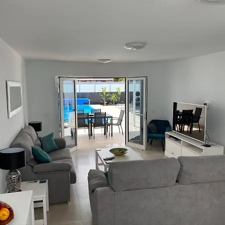 Ashdene - Luxury Modern With Large Heated Pool Wifi Uk Tv Bar & Bbq Villa Playa Blanca (Lanzarote)