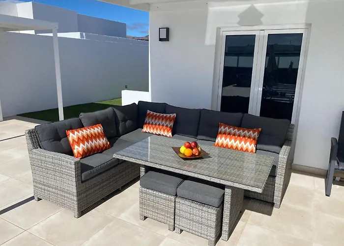 Ashdene - Luxury Modern With Large Heated Pool Wifi Uk Tv Bar & Bbq Villa Playa Blanca (Lanzarote)