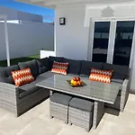 Ashdene - Luxury Modern With Large Heated Pool Wifi Uk Tv Bar & Bbq Villa Playa Blanca (Lanzarote)