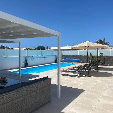 Ashdene - Luxury Modern With Large Heated Pool Wifi Uk Tv Bar & Bbq Villa Playa Blanca (Lanzarote)