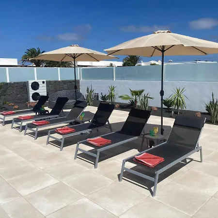 Villa Ashdene - Luxury Modern With Large Heated Pool Wifi Uk Tv Bar & Bbq Playa Blanca (Lanzarote)