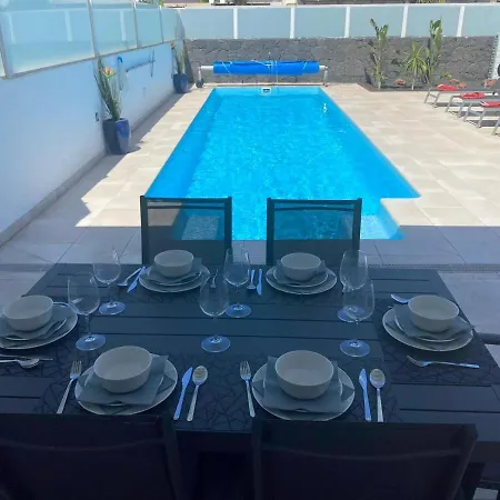 Villa Ashdene - Luxury Modern With Large Heated Pool Wifi Uk Tv Bar & Bbq