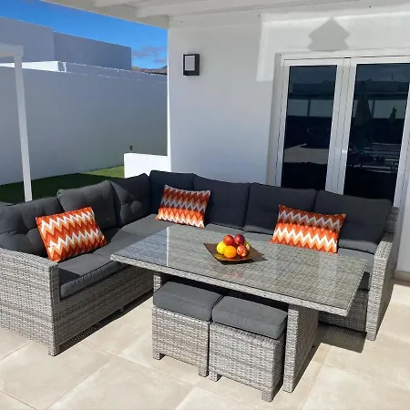Ashdene - Luxury Modern With Large Heated Pool Wifi Uk Tv Bar & Bbq Villa Playa Blanca (Lanzarote)